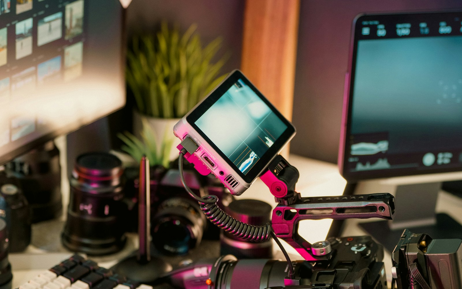 Caméra, moniteur et équipement de montage dans un atelier vidéo